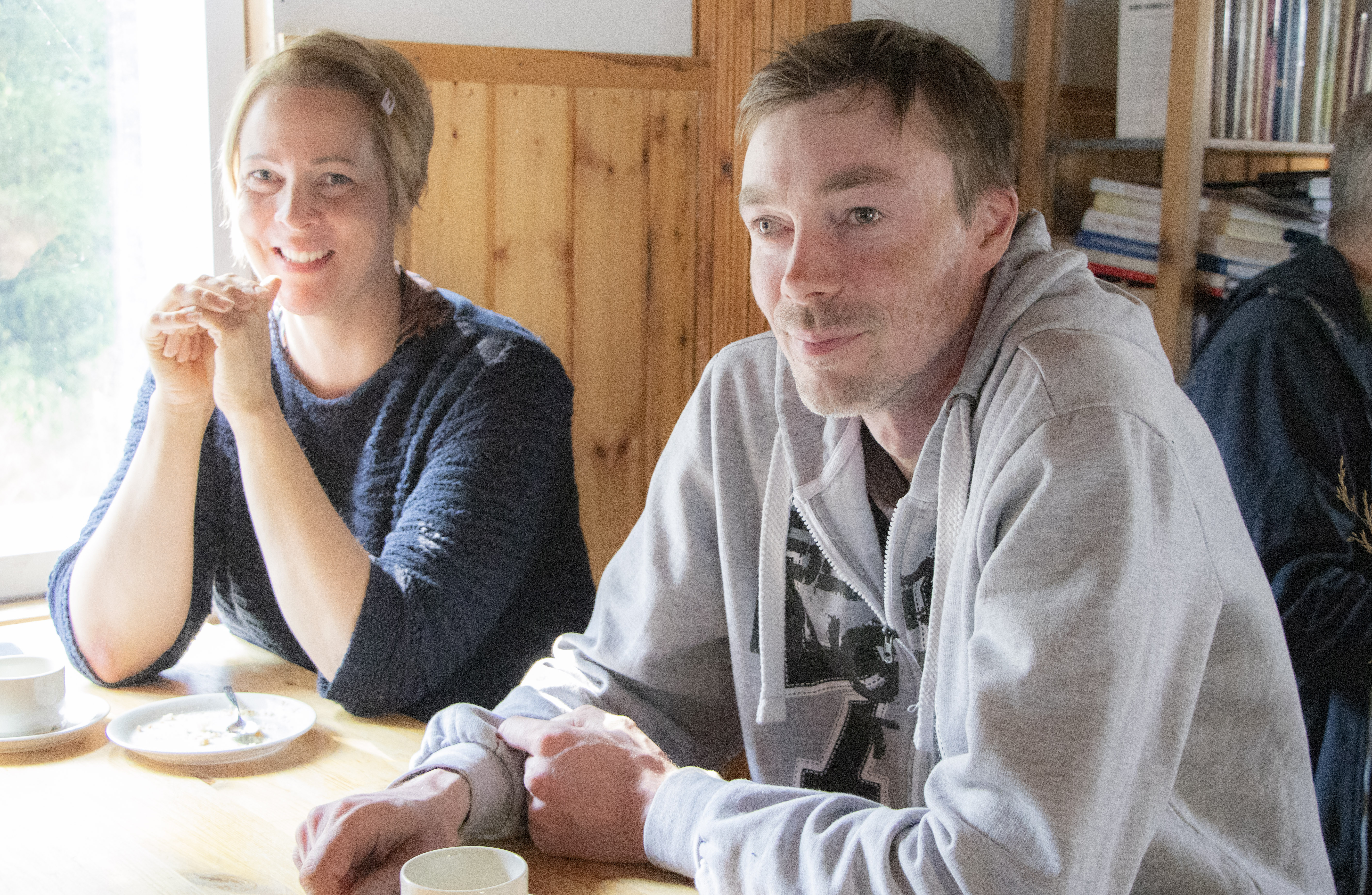 Peltopäivä keräsi Mankilaan 51 osallistujaa. Aamukahveilla siikalatvanen lihakarjatilan yrittäjä Sirpa Lunki ja siikajokinen lihakarjatilan yrittäjä Antti Mäkinen.
