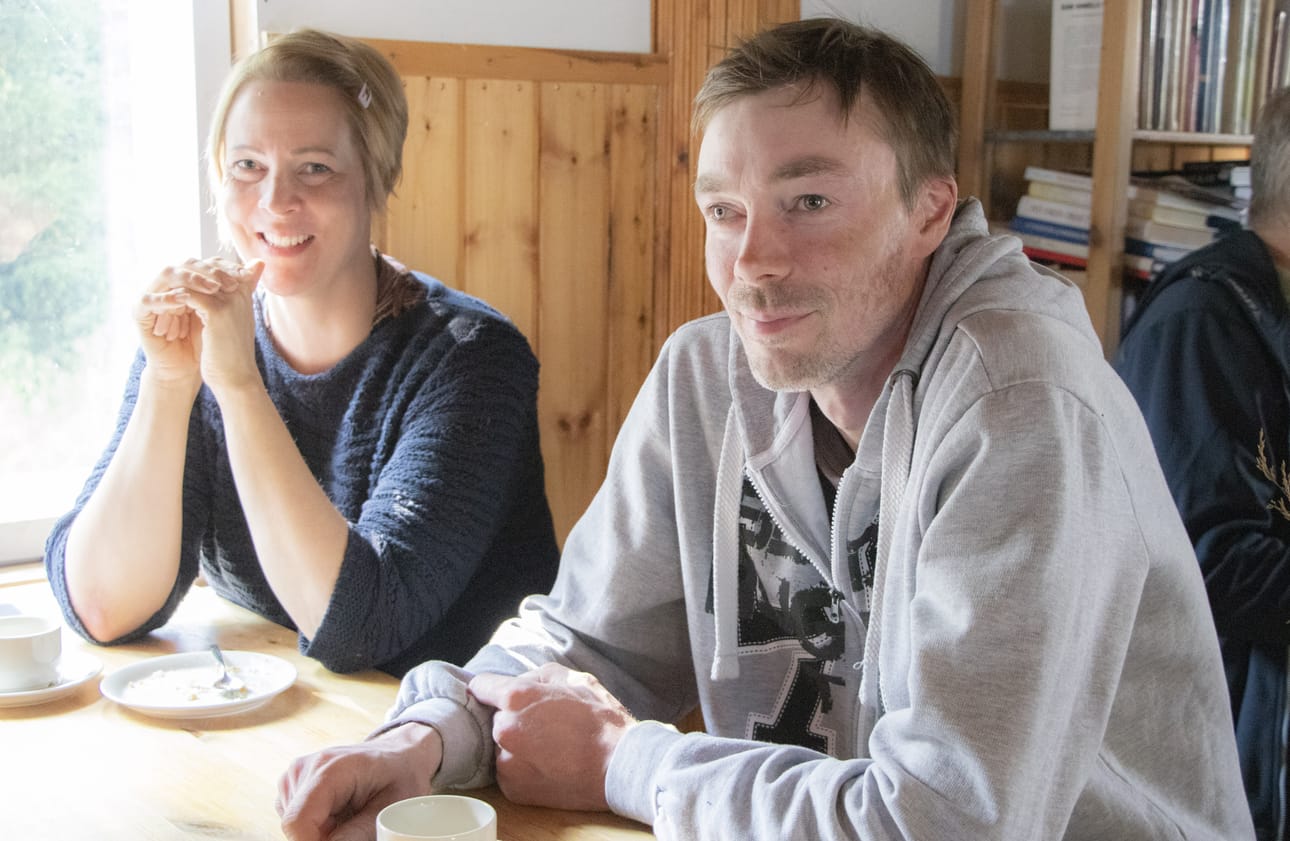 Peltopäivä keräsi Mankilaan 51 osallistujaa. Aamukahveilla siikalatvanen lihakarjatilan yrittäjä Sirpa Lunki ja siikajokinen lihakarjatilan yrittäjä Antti Mäkinen.