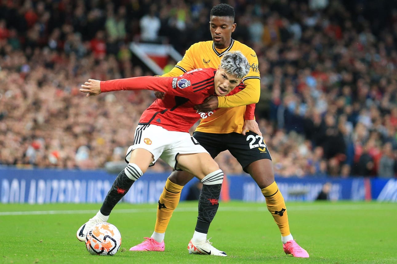 Wolverhamptonin Nelson Semedo ja ManUn Alejandro Garnacho taistelevat pallosta. LEHTIKUVA/AFP