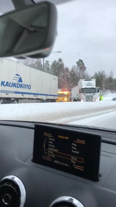 Rekat jäivät jumiin liukkaalla tiellä Oulussa