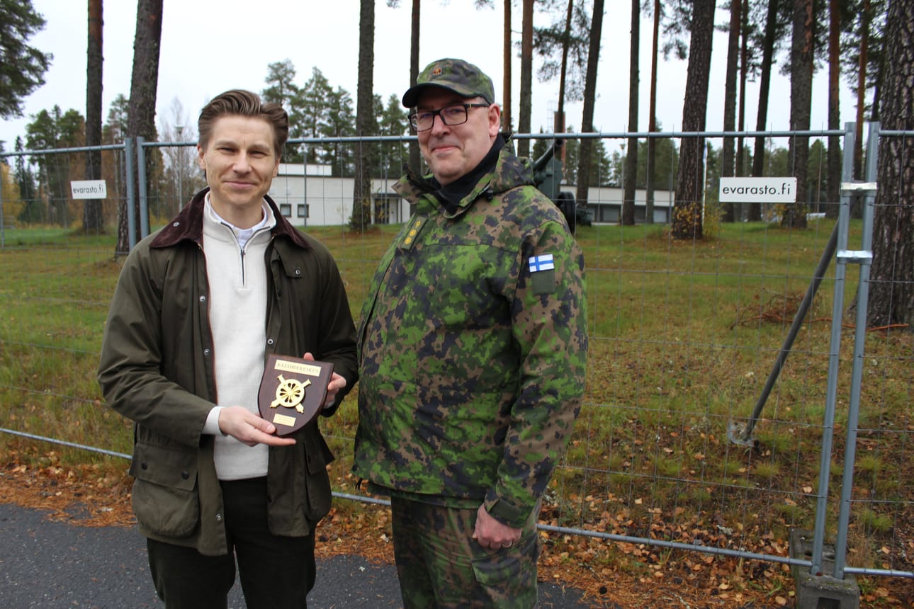 Puolustusministeri Antti Häkkänen (kok.) sai Räjähdekeskuksen kilven Ähtärin vierailullaan. Kilven luovutti Räjähdekeskuksen johtaja, insinöörieverstiluutnantti Kari-Pekka Niemelä.