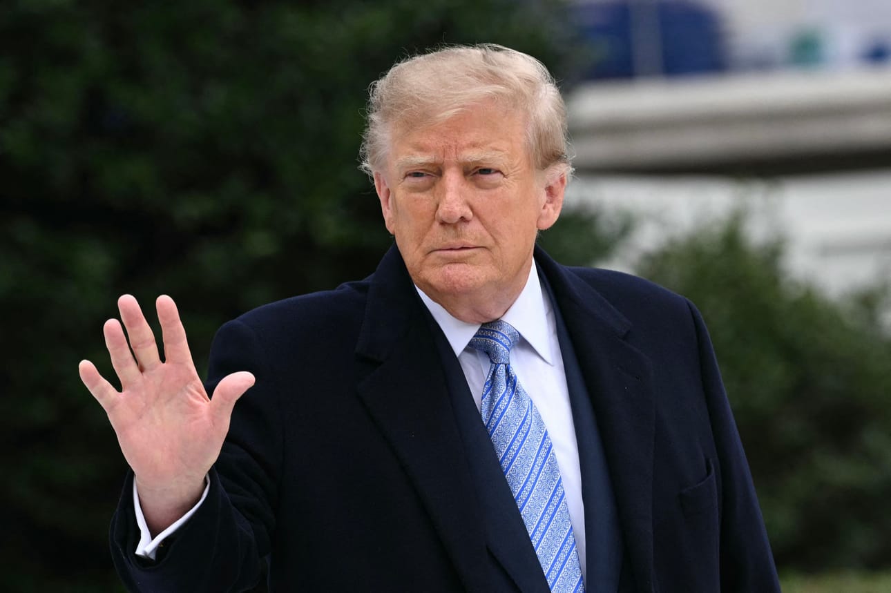Wall Street Journalin lähteiden mukaan Yhdysvaltain presidentti Donald Trump on sanonut avustajilleen, että hän todennäköisesti jatkaa Iranin pommittamista marraskuun välivaalien jälkeen. Arkistokuva.