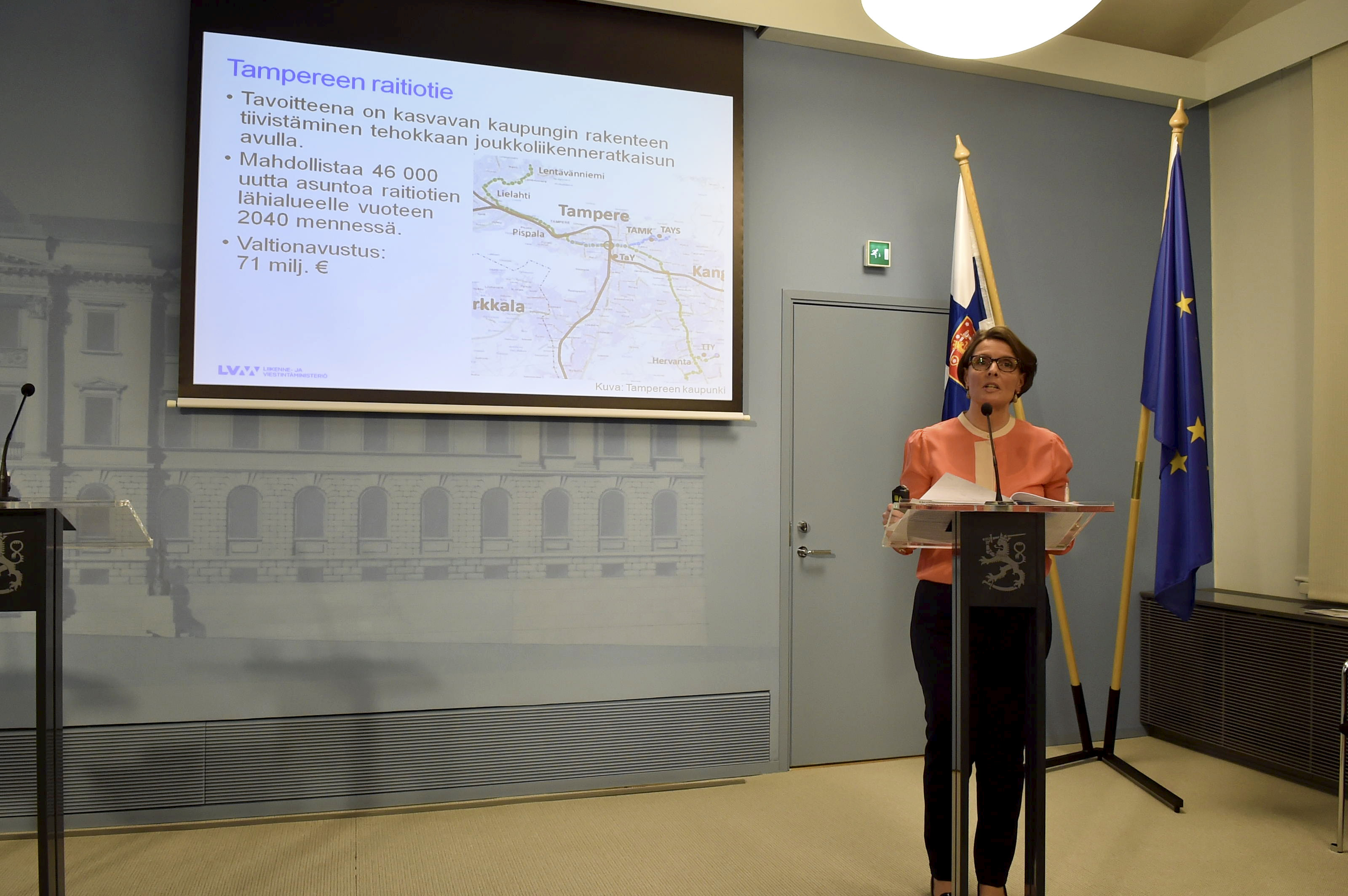 Liikenne- ja viestintäministeri Anne Bernerin (kesk.) mukaan valtatie 4:n Oulun ja Kemin välisen osuuden rakentaminen voidaan aloittaa lähes välittömästi.