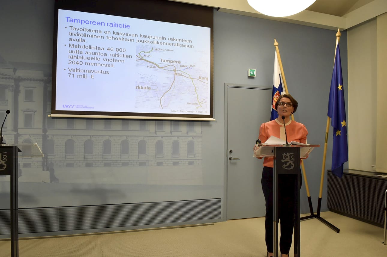 Liikenne- ja viestintäministeri Anne Bernerin (kesk.) mukaan valtatie 4:n Oulun ja Kemin välisen osuuden rakentaminen voidaan aloittaa lähes välittömästi.