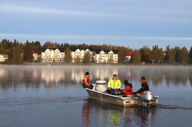 Kuulaana keskiviikkoaamuna Vendacen Tarmo Tolvanen, Tarja Lötjönen ja Ville Pesonen lähtivät Erkki Peltosen kanssa lasikodan rannasta kohti nuottauslauttaa. KUVA: EEVA-LIISA KULJU