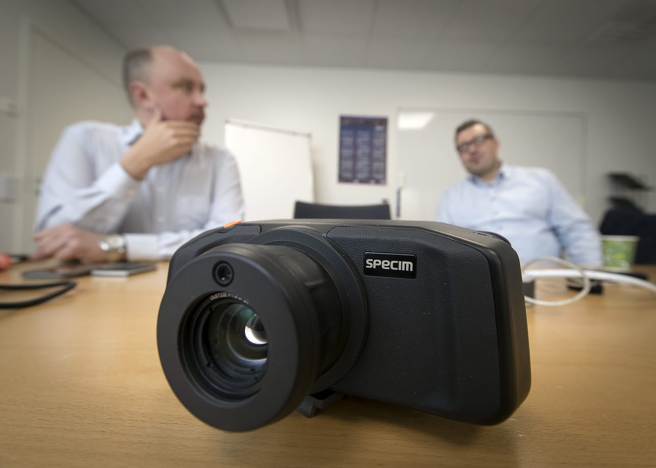 Specim Oy:n liiketoiminnan kehityspäällikkö Jouni Jussila (vas.) esittelee myynti- ja markkinointijohtaja Mikko Kannelsuon kanssa yrityksen uuden tuotteen, kannettavan hyperspektrikameran toimintaa.