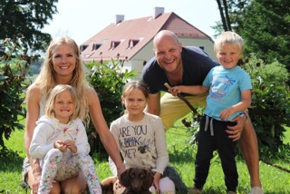 Palanderit asuvat kesät vanhassa kartanossa Virossa.