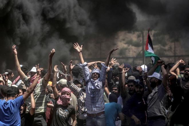 Palestiinalaiset mielenosoittajat vastustivat maanantaina Yhdysvaltain Jerusalemin suurlähetystöä Gazan rajalla. KUVA: MOHAMMED SABER/ EPA