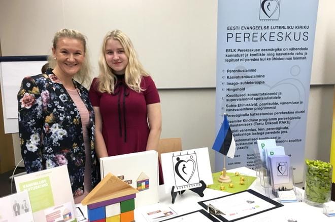 Suomen Lähetysseuran lähetti Pia Ruotsala (vas.) on kätilöinyt perheneuvontajärjestelmän Viroon. Vilja-tytär osallistui äitinsä kanssa sosiaaliministeriön palvelumessuille Tallinnassa. KUVA: SILLE ÕUN