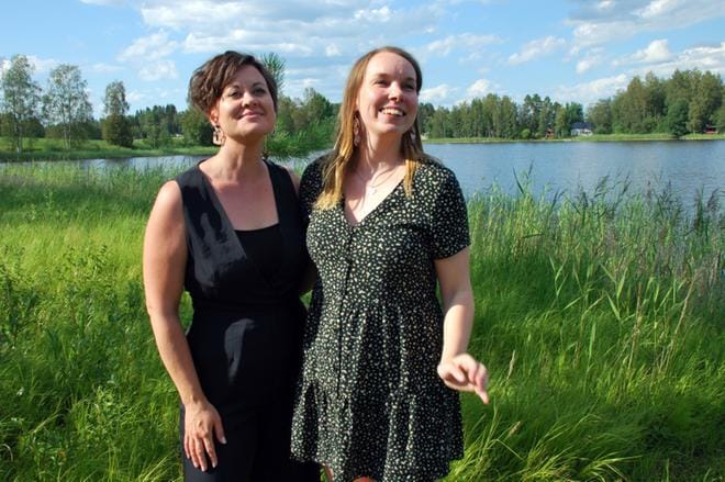 Kirjailija Susanna Oversteynsin ja käsikirjoittaja-ohjaaja Fanniina Tuomolan luovuus yhdistyy Niilo ja Taikasivellin -näytelmässä. KUVA: MINNA HIIRONEN
