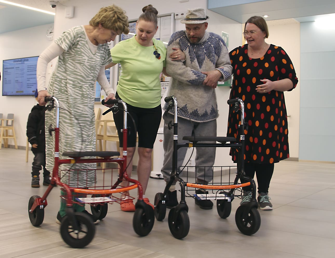 Teatteriyhdistys Rompooli lahjoitti kesäteatteriesityksessä olleet apuvälineet Oulaisten uimahalli Lähteelle ja Olotilaan. Kuvassa Rompoolin näyttelijöistä Maaret Räisänen (vas.) ja Jarkko Laulumaa, ohjaaja Johanna Saarela (oik.) sekä Oulaisten uimahallin tiimivastaava Sanna Oja.