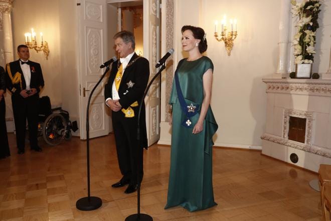 Tasavallan presidentti Sauli Niinistö ja rouva Jenni Haukio kättelyseremonian alkaessa. KUVA: Joel Maisalmi