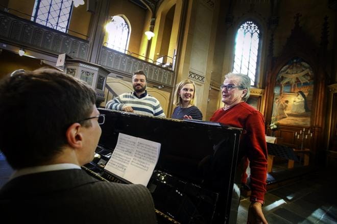 Konsertissa kuullaan suomalaista laulumusiikkia eri aikakausilta. Sen johtaa ja pianistina toimii Anton Ylikallio, solisteina ovat Kristoffer Streng ja Ulrica Berg. Ossi Kukkosella on kertojan rooli. KUVA: MAIJA SAANIO