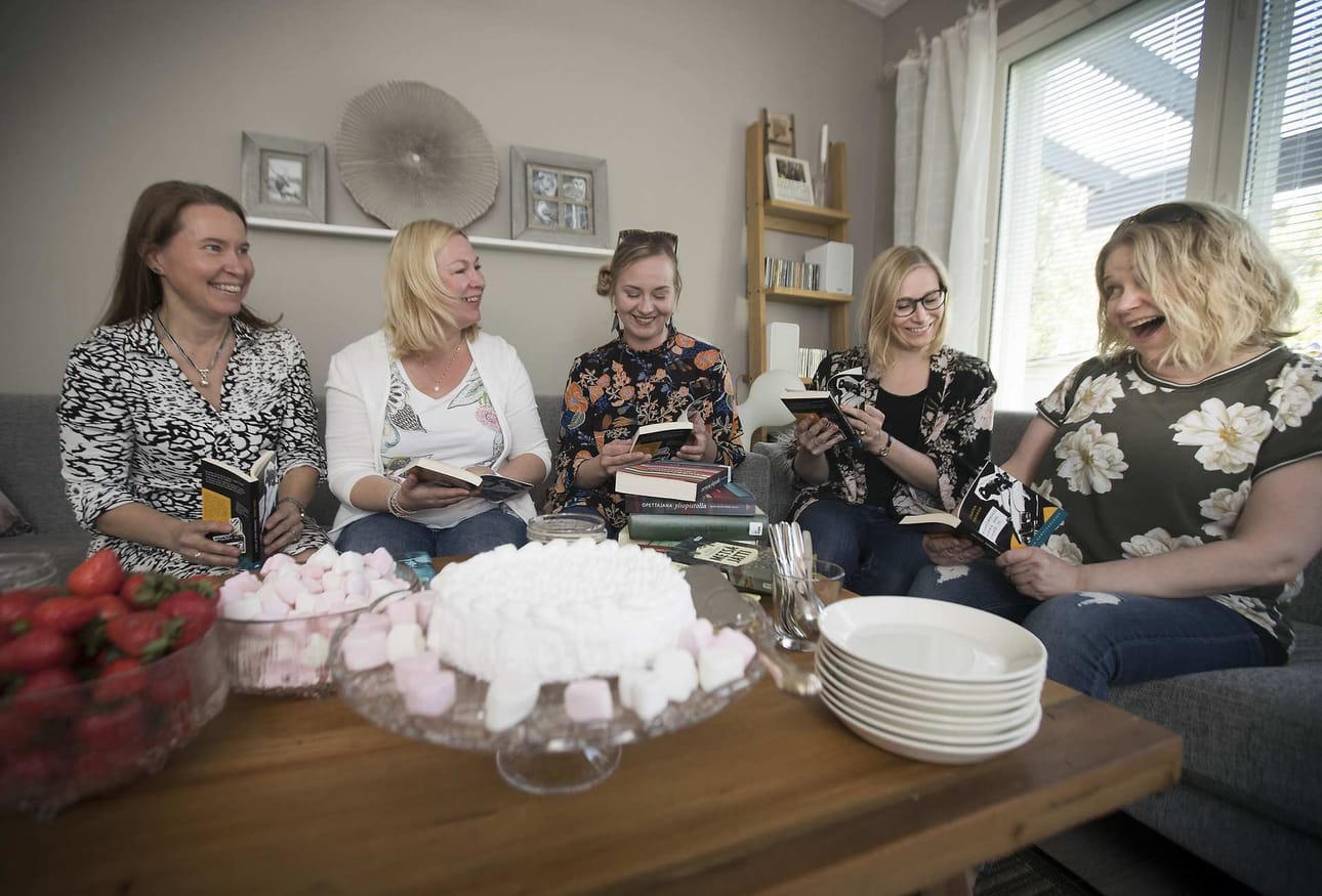 Entiset ja osittain nykyiset työtoverit Tytti Tenhula, Tanja Kähkönen, Paula Vaskuri, Hanna Alaniska ja Merja Maikkola päättivät perustaa lukupiirin, jotta olisi taas "yksi hyvä tekosyy" kokoontua. Myös hyvät tarjoilut ja kuohuviini kuuluvat asiaan.