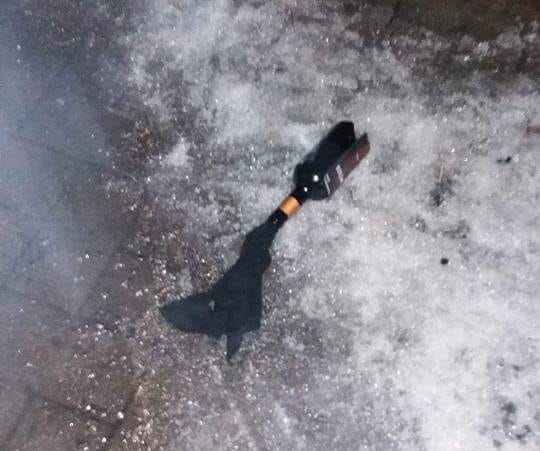 Mielenosoituksen järjestäjä kuvasi yhden heitetyistä pulloista.