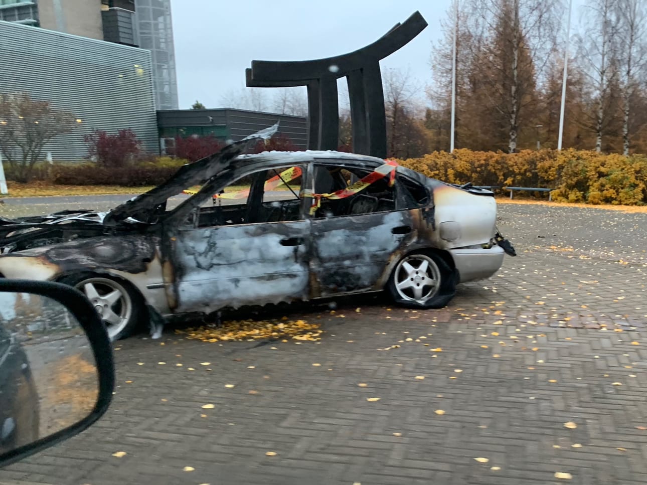 Yön aikana palaneen auton jäännökset Elektroniikkatiellä.