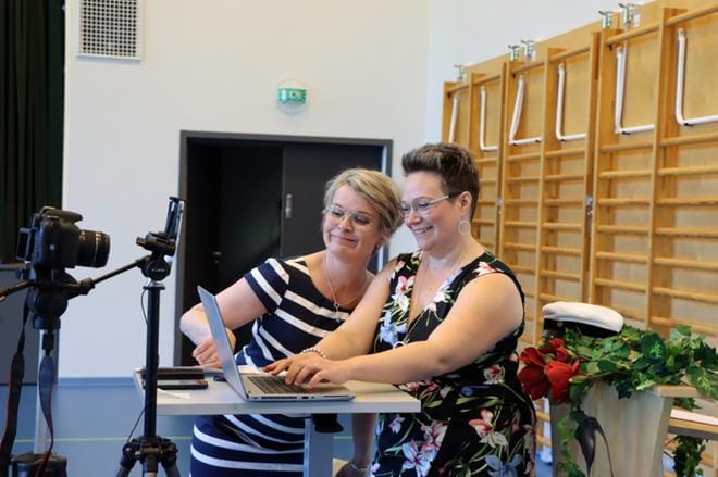 Ryhmänohjaaja Pauliina Koivumäki ja Kati Söderlund kirjoittelivat koteihin hetki ennen juhlaa. KUVAT: JARMO PANULA