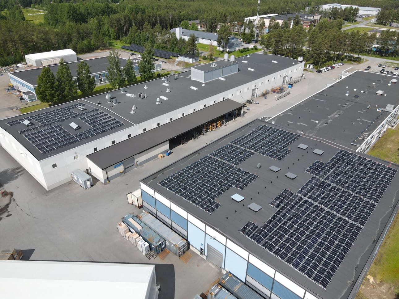 MSK on investoinut Ylihärmässä uusiutuvaan energiaan. Kaksi upouutta aurinkopaneelikenttää sijaitsevat tehtaan katolla, ja yksi on tehty tehdashallin etupuolelle maahan.