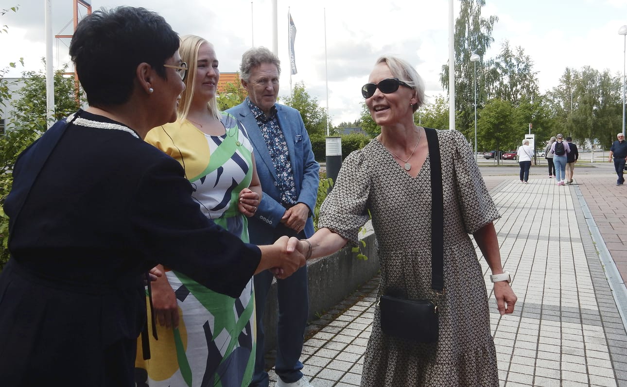 Sari Virta on tuttu talkoolainen Weteraanikonepäiviltä. Tänä vuonna hän ehti piipahtaa ruokakojulta Oulaisten kaupungin järjestämässä tapaamishetkessä.