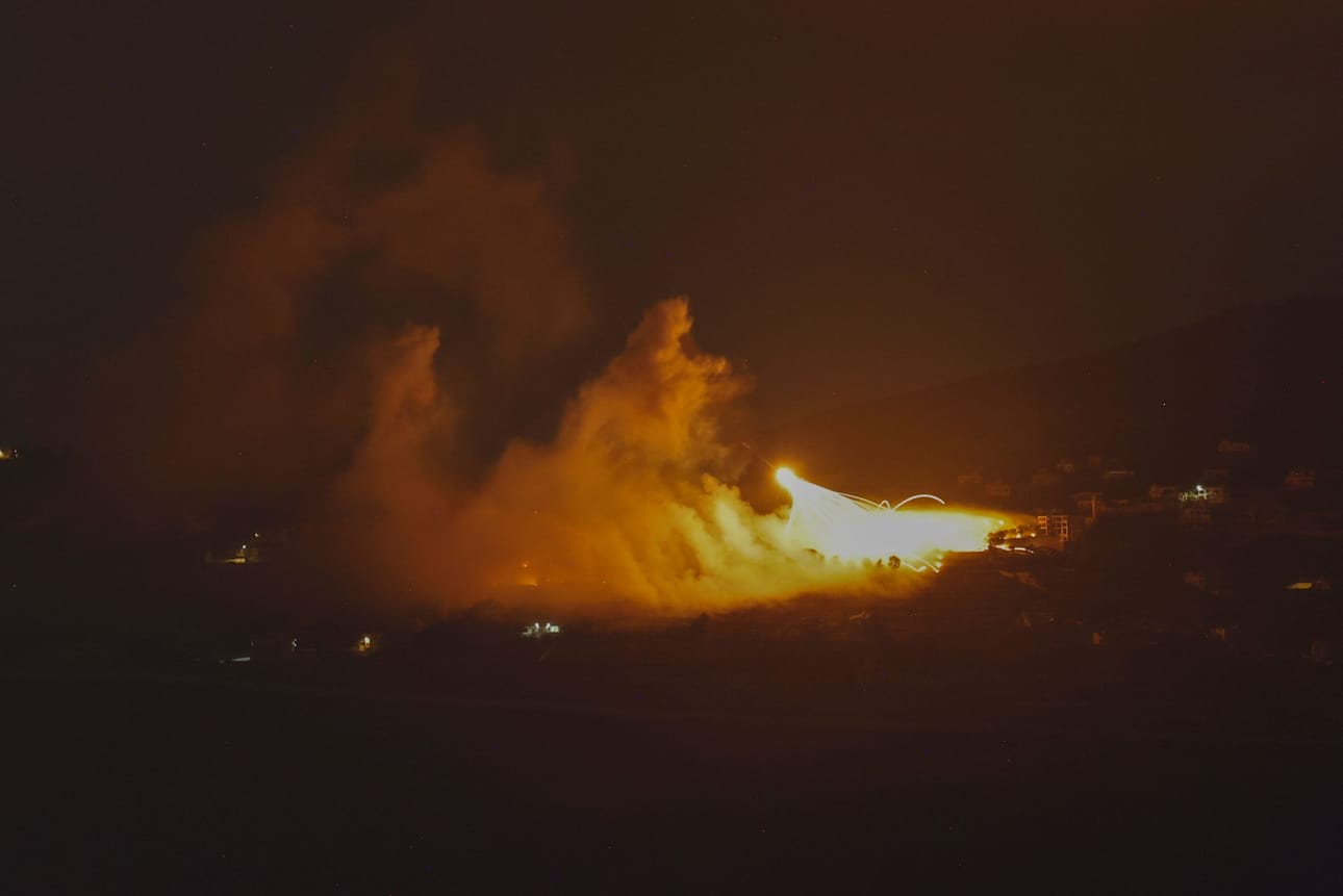 Israel on aloittanut rajatun ja tarkasti kohdennetun maaoperaation Hizbollahin kohteisiin Etelä-Libanonissa Israelin rajan lähellä. Kuva rajalta maanantaina. LEHTIKUVA/AFP