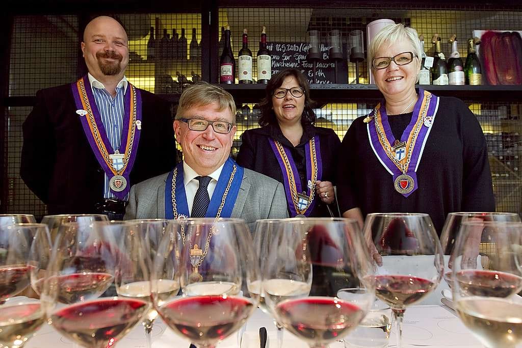 Paistinkääntäjien viiniseura OMGD koostuu ammattilaisista. Kari Liukkunen vetää OMGD toimintaa Oulun alueella ja on myös viinitilallinen. Ravintolapäällikkö Tomi Räsänen hoitaa ravintola Matalan viinivalinnat. Ravintoloitsija Sari-Helena Forsman vastaa ravintola Puistolan ja Pannun viineistä. Hotellinjohtaja Anna Paakkari valitsee Lasaretin viinit.