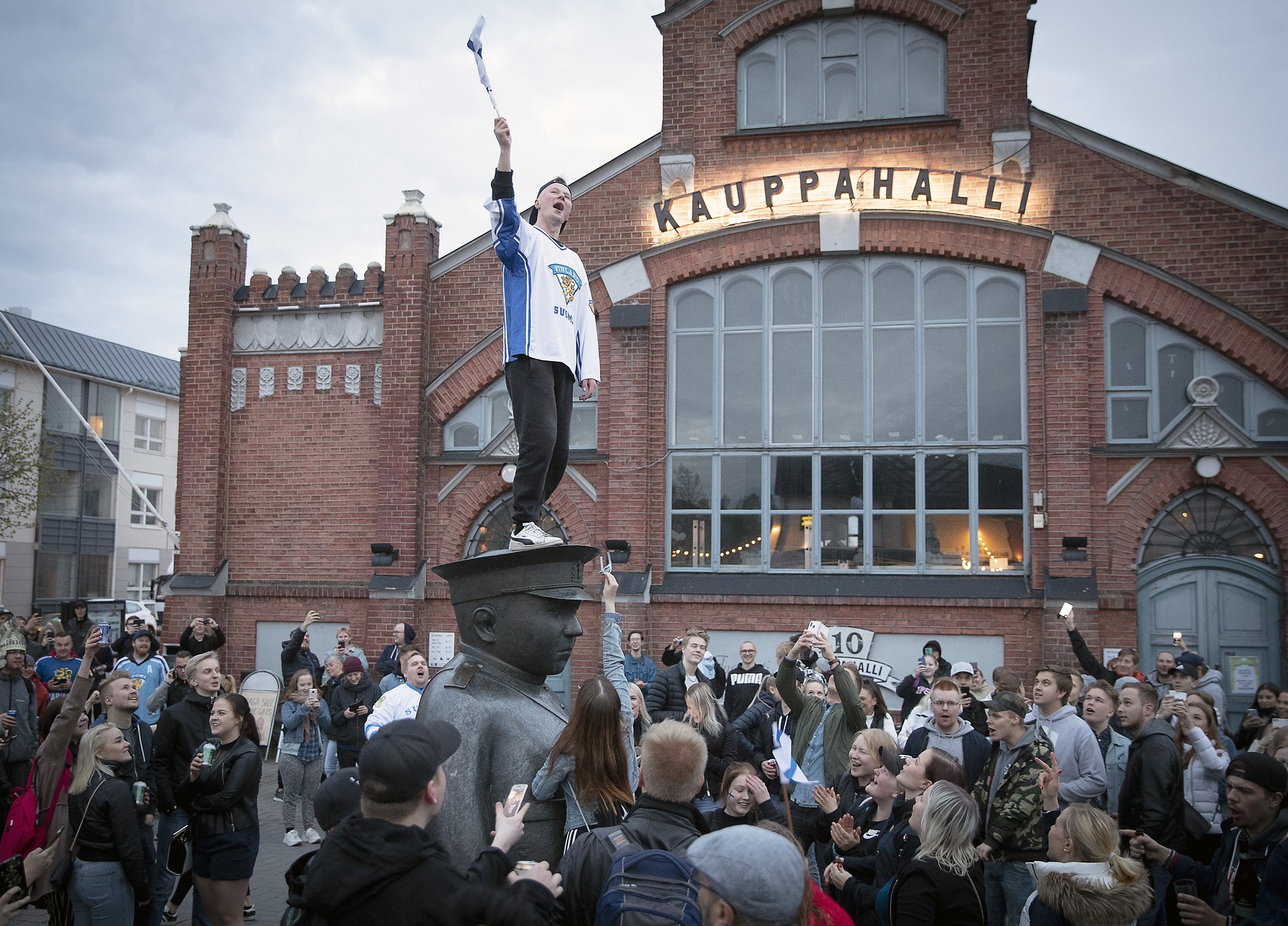 Jääkiekon MM-voittoa juhlistavaa kansaa Oulun torilla