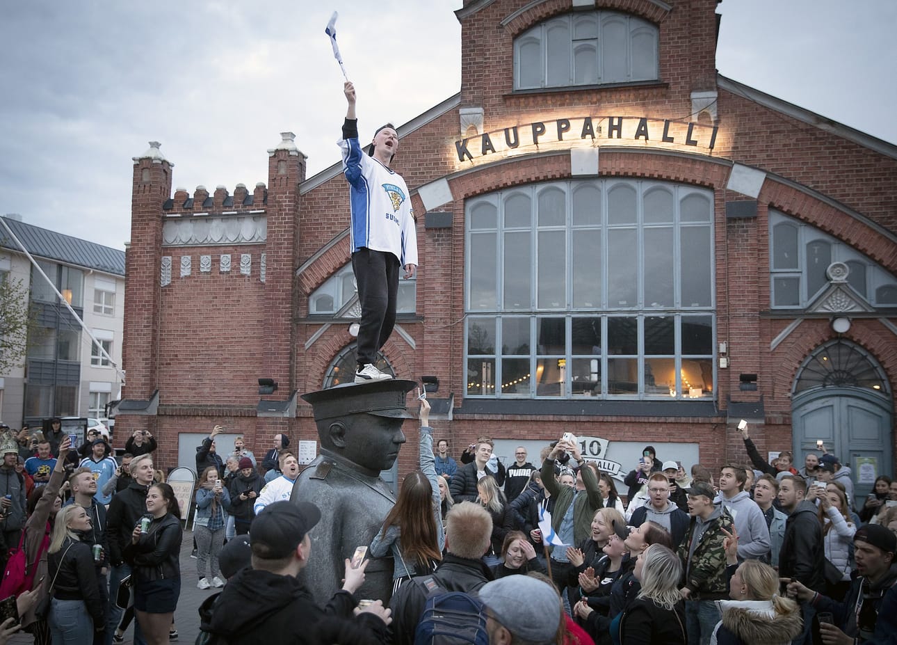 Jääkiekon MM-voittoa juhlistavaa kansaa Oulun torilla