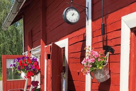 Ulla Ketonen löysi Savon matkallaan Maaningan Tuovilanlahden ihastuttavan Makasiini-kahvilan. KUVA: ULLA KENTTA-KOHTALA
