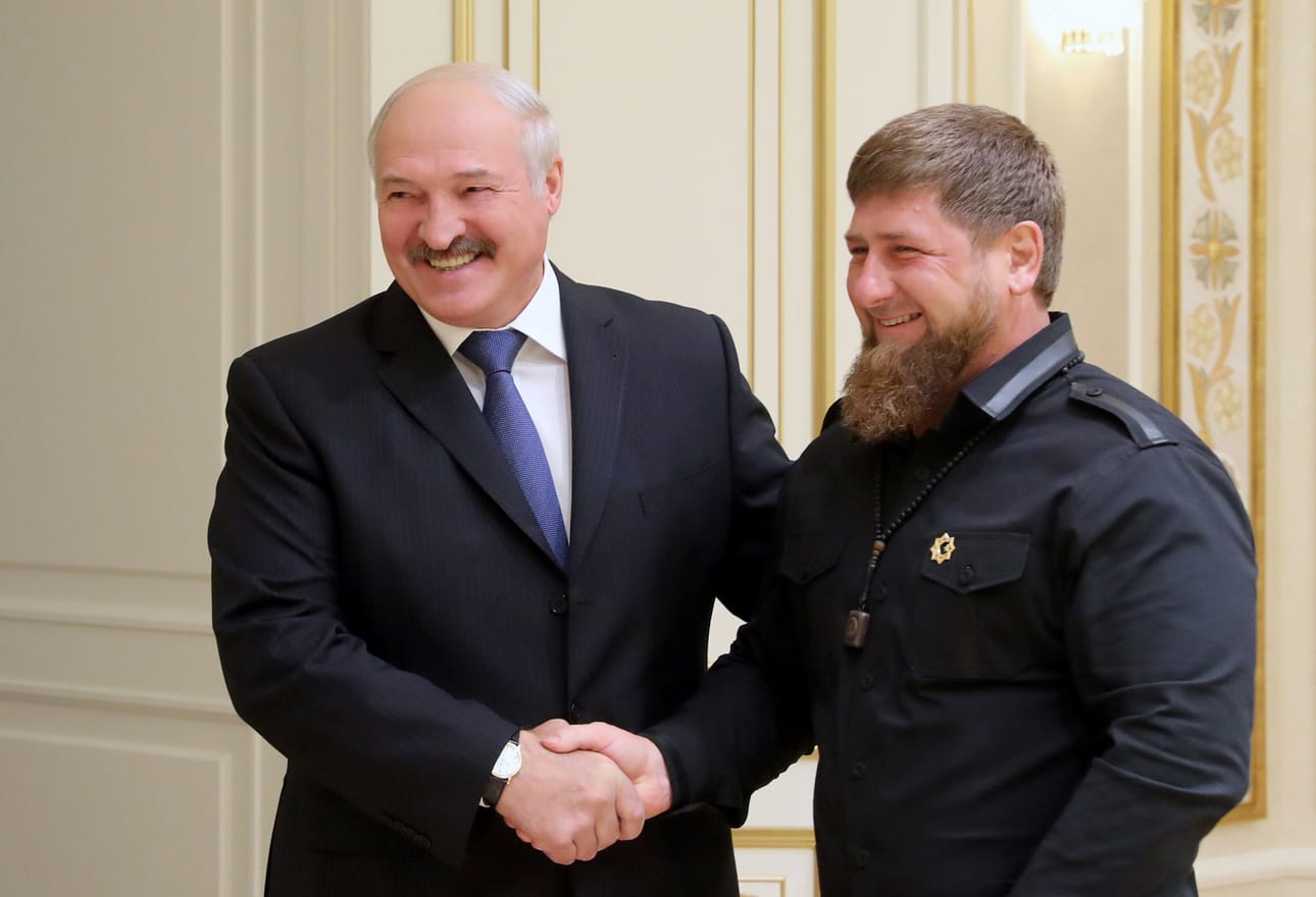 Putinin sotatoimien kovakouraiset avainhenkilöt samassa kuvassa. Tshetshenian aluejohtaja Ramzan Kadyrov (oik.) kättelee Valko-Venäjän itsevaltaista presidenttiä Aljaksandr Lukashenkaa vieraillessaan Minskissä syyskuussa 2017.