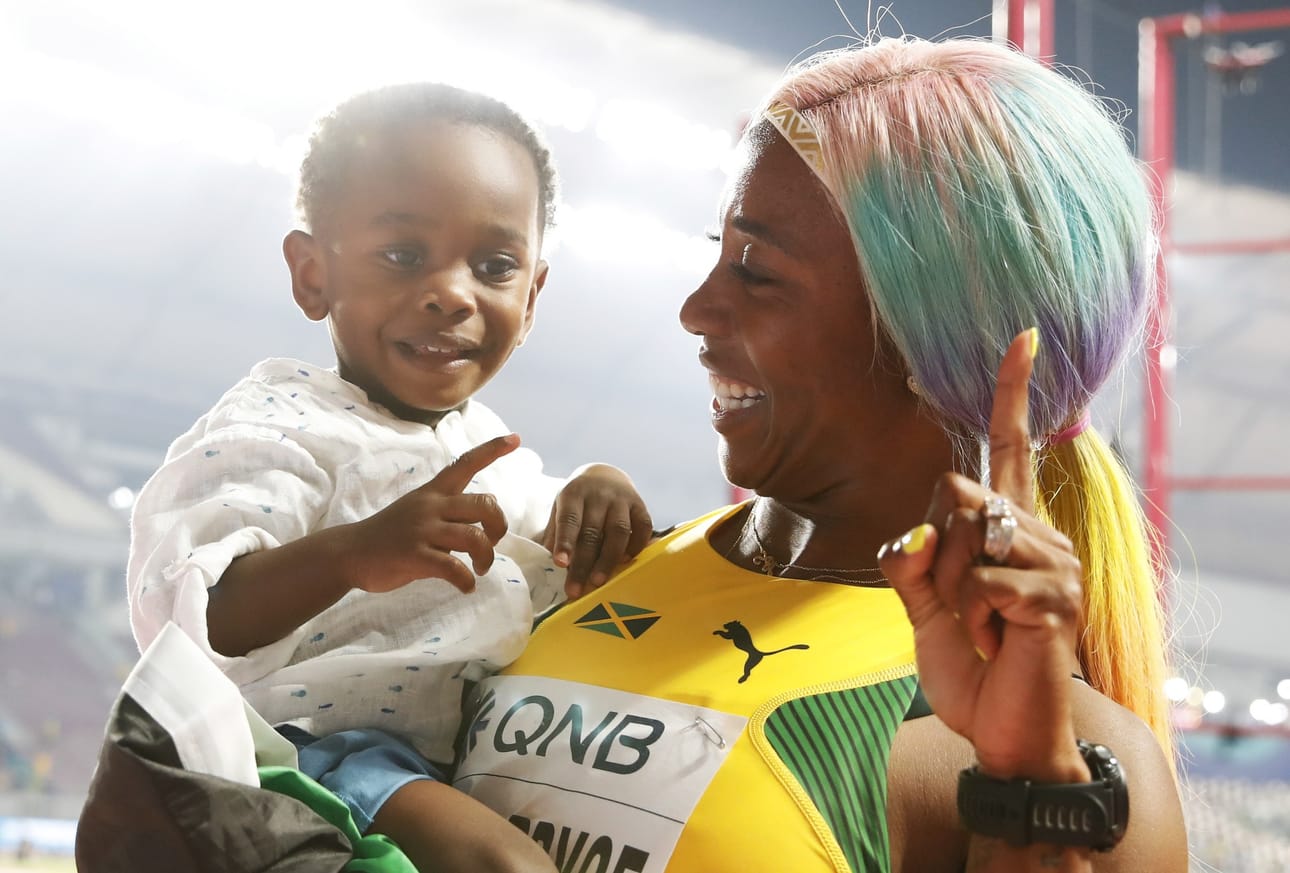 Shelly-Ann Fraser-Pryce juhli mestaruutta poikansa Zyonin kanssa.
