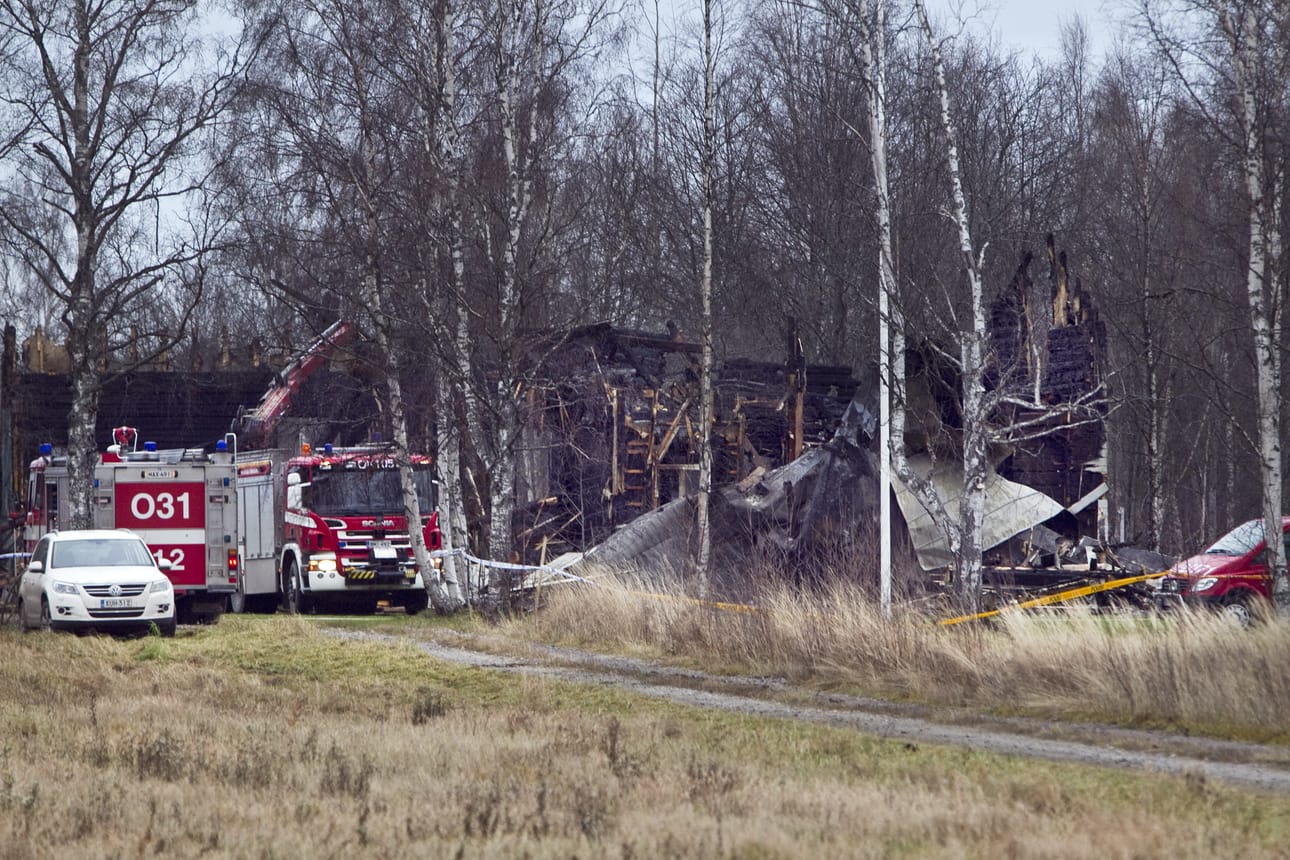 Tyrnävän Muhostiellä sijainnut suurehko omakotitaloksi muutettu entinen koulurakennus tuhoutui palossa täysin. Tulipalossa kuolivat perheen 2005 ja 2009 syntyneet lapset.