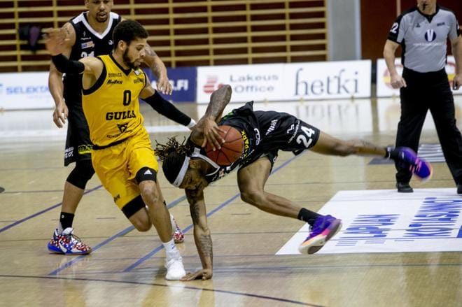 Kobrien toiveet ylemmästä loppusarjasta kokivat tiistaina kolauksen. Kuvassa Kobrien Anthony Gaines Jr ja Seagullsin Kendale McCullum. Arkistokuva.