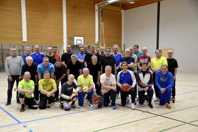 Tapani Tallbackan luotsaamat kuntopiiriläiset muistivat Seppo Ojajärveä, joka on käynyt kuntopiirissä aktiivisesti viisikymmentä vuotta. KUVA: MARKKU TURPELA