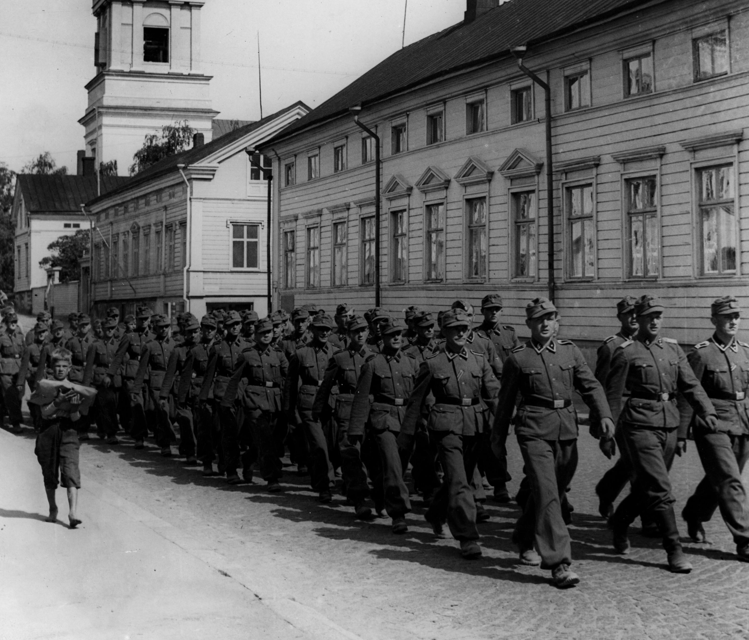 Saksalaisia SS-sotilaita marssimassa Oulun Kirkkokadulla 4.7.1942. 