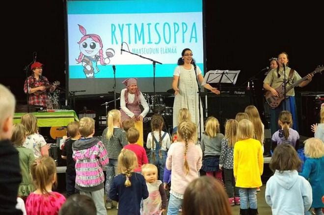 Lastenorkesteri Rytmisoppa innosti esityksessään lapsia hauskoihin musiikkileikkeihin. Kuva: Joni Hakola