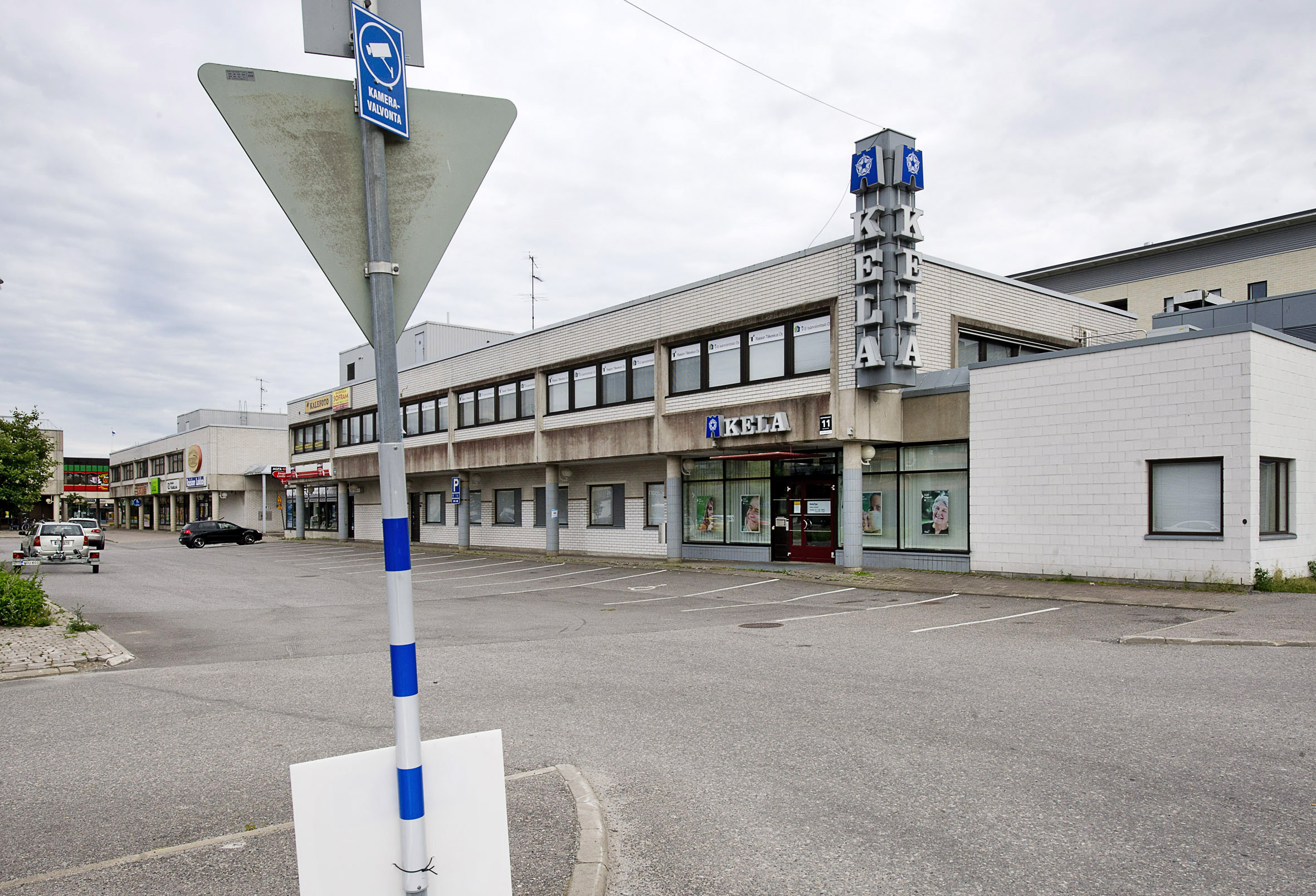 Rumuus on katsojan silmissä. Yhden mielestä kamala laatikko voi toiselle olla rakas kotiseutumaisema. Kuvassa Raision virastoja ja kauppoja.