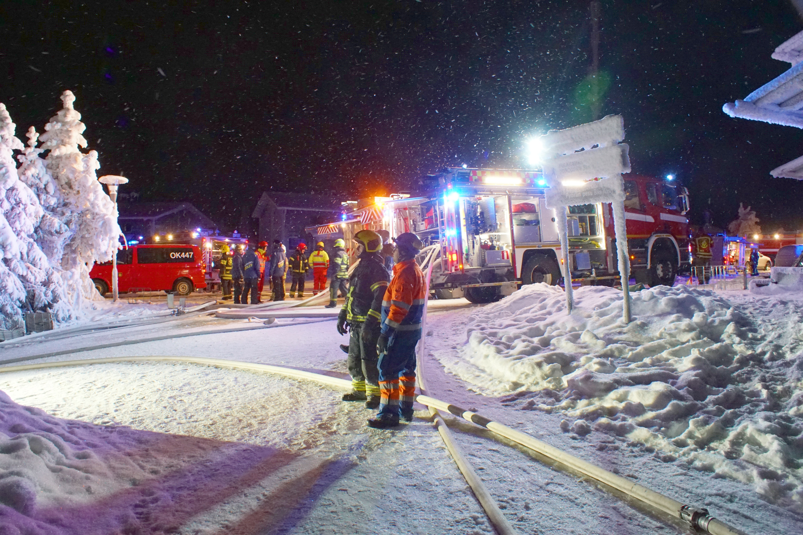 Palopaikalla oli enimmillään 15 pelastuslaitoksen yksikköä. Palon jälkisammutus ja raivaus jatkuivat koko perjantain 21.12.