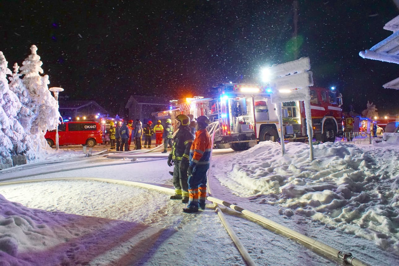 Palopaikalla oli enimmillään 15 pelastuslaitoksen yksikköä. Palon jälkisammutus ja raivaus jatkuivat koko perjantain 21.12.