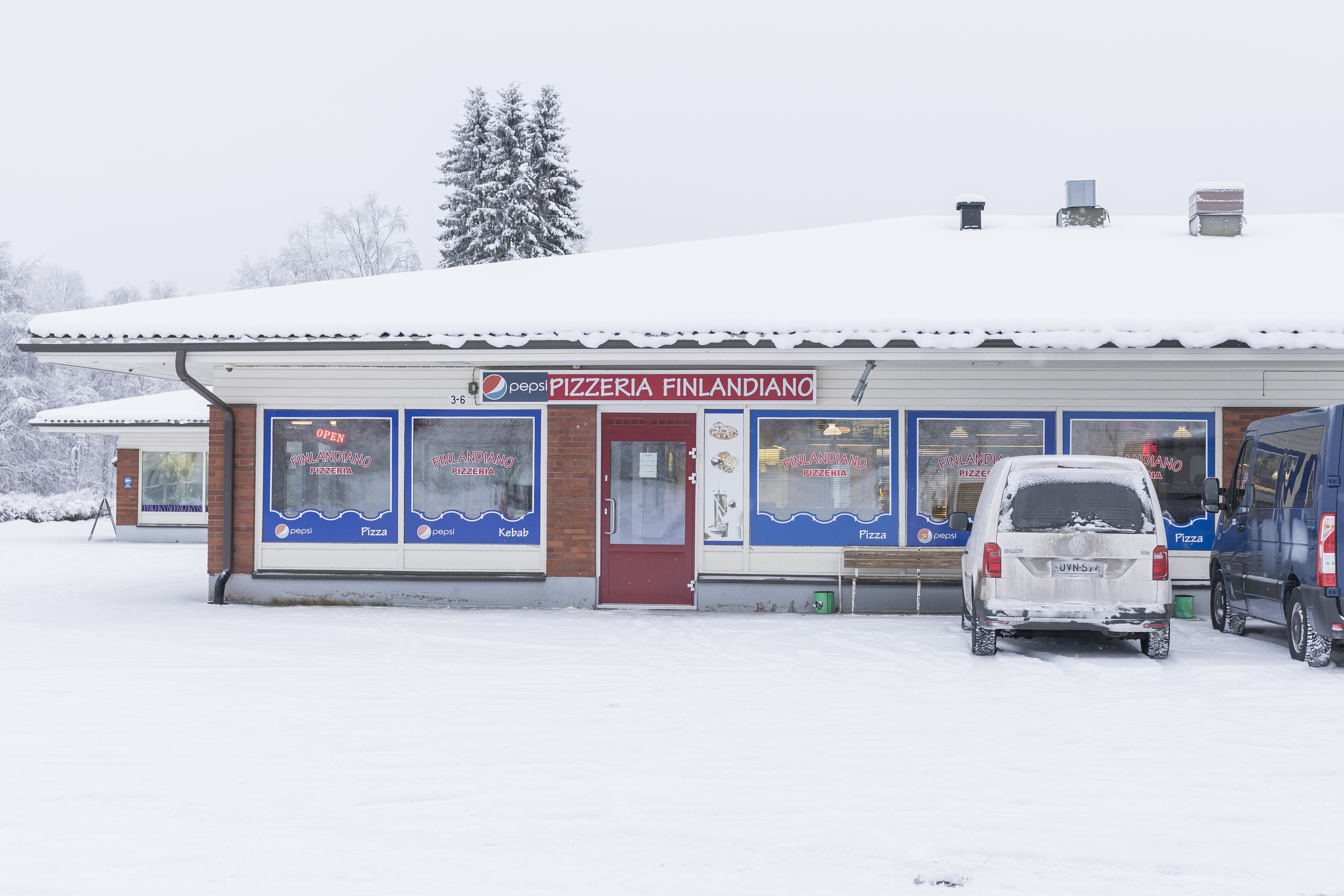 Pizzeria Finlandino sijaitsee Taivalkosken linja-autoasemalla.