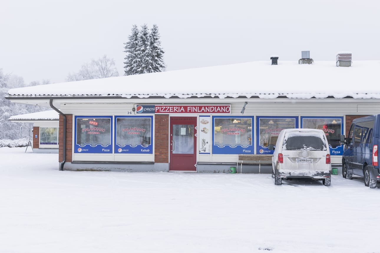 Pizzeria Finlandino sijaitsee Taivalkosken linja-autoasemalla.