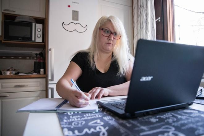 Henriikka Hietaniemi kehottaa tarkistamaan kulutuksen siirtoyhtiöstä, jos tuntuu, että sähkölasku on liian suuri. Taustalta voi paljastua vaikka viallinen kodinkone. KUVA: Toni Repo