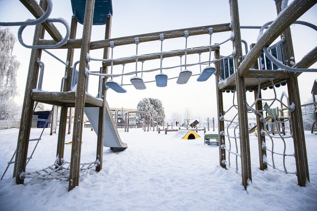Tämän kävelysillan alle tulee turvataso, joka estää leikkijää putoamasta maahan asti.