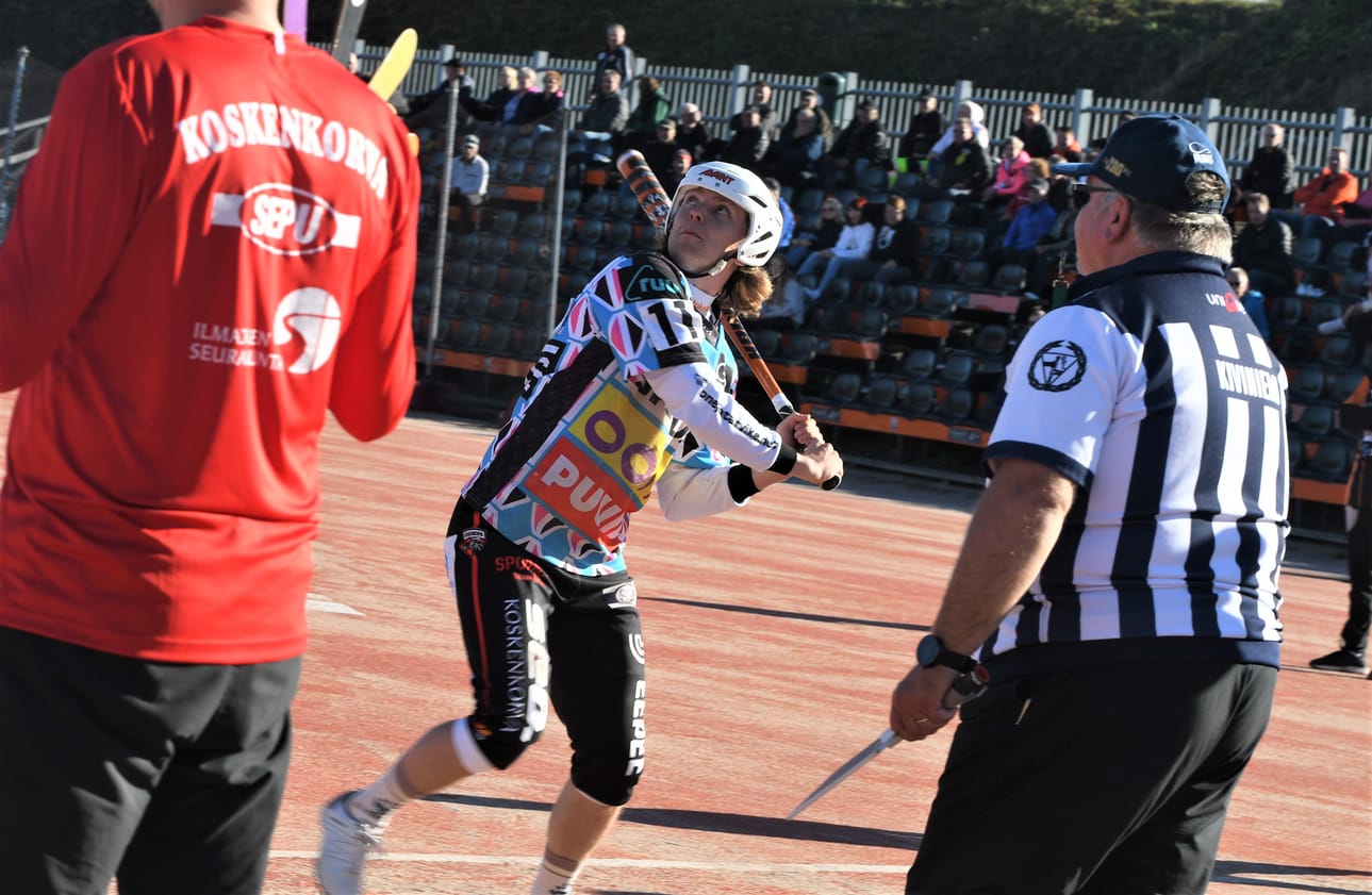 Koskenkorvan Ville-Veikko Olli löi pallon läpi kolmesti. Hän löi neljännessä karsintapelissä "Kossun" kaikki yhdeksän juoksua.