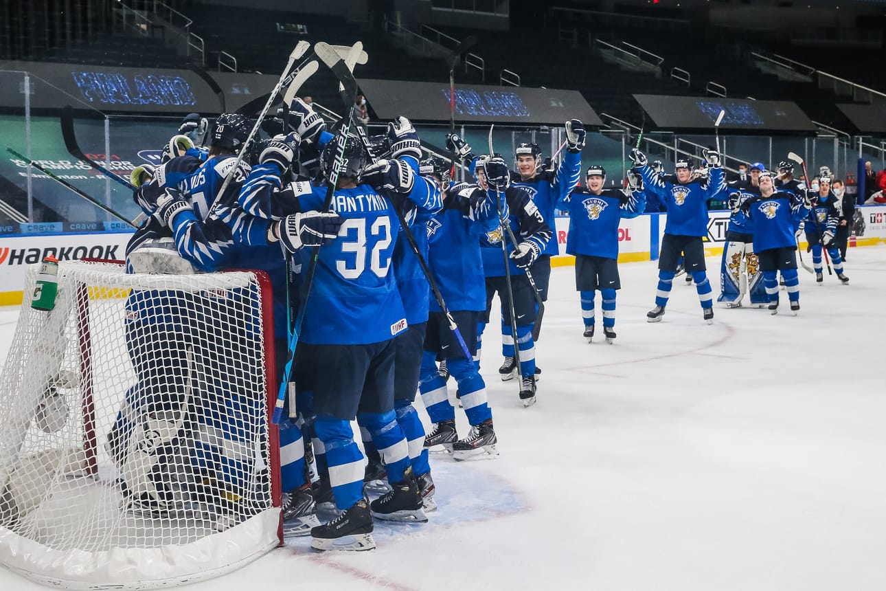 Nuoret Leijonat juhlivat voittoa