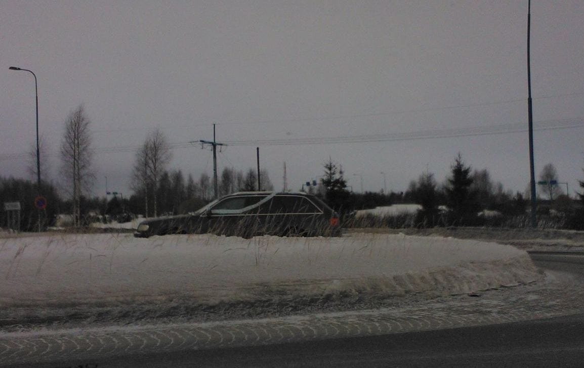 Auto oli jäänyt kiinni Kaakkurin liikenneympyrään.