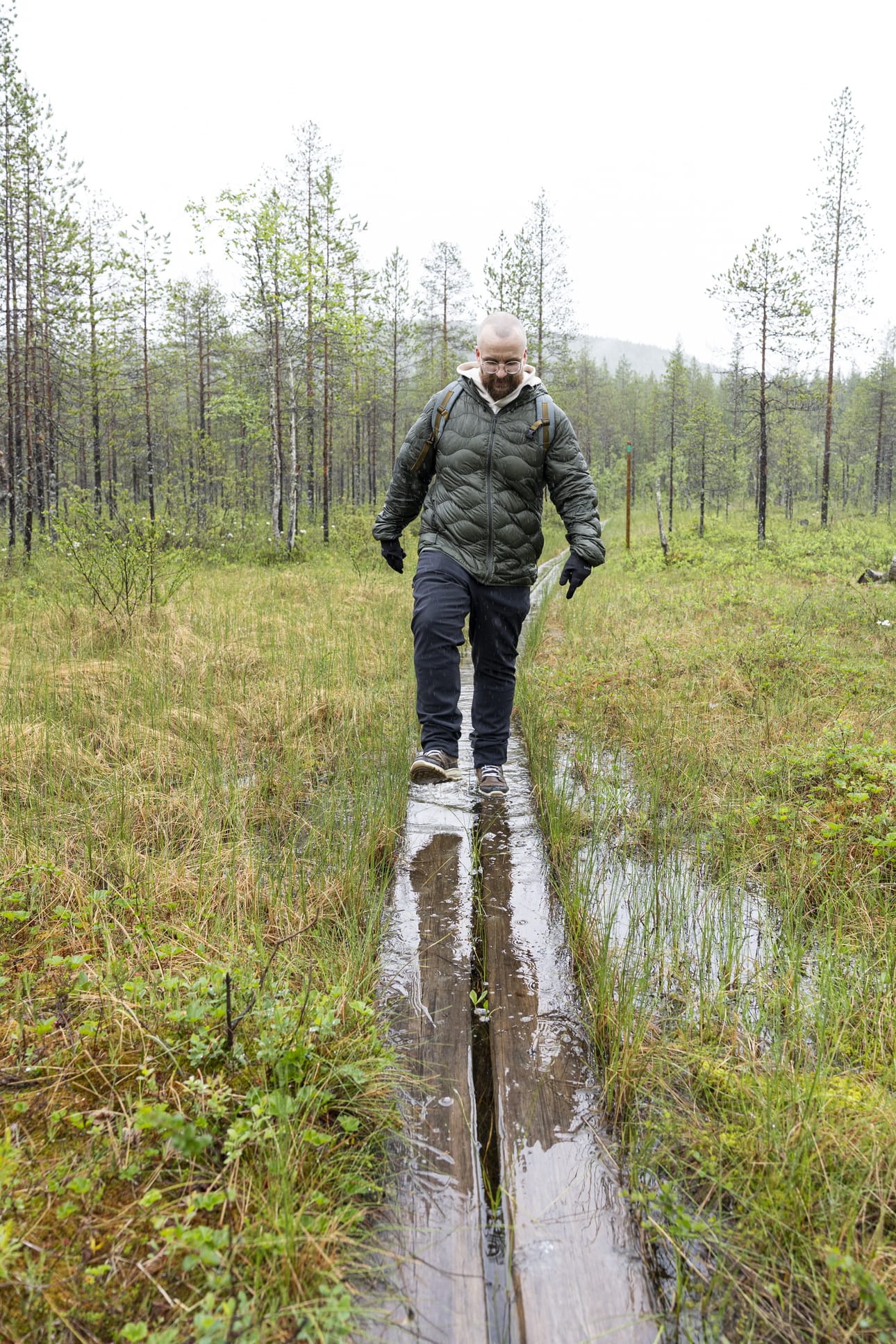 Kumpparit kannattaa varata matkaan, sillä reitin alkuosa on märkää ja pitkokset ovat hetken matkaa tyystin veden alla.