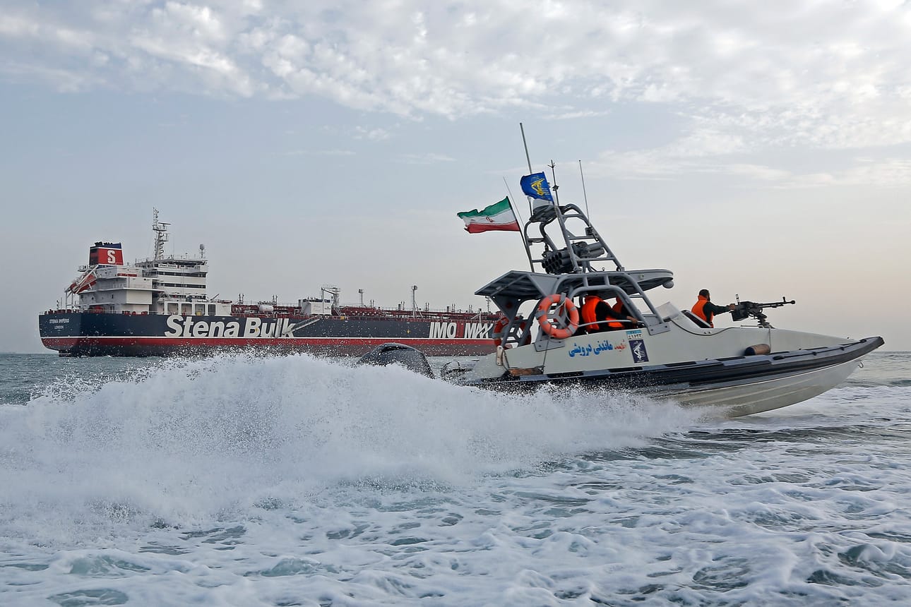 Iranin vallankumouskaartin vene partioi kiinniotetun Stena Impero -tankkerin ympärillä heinäkuussa. Maanantaina Iran ilmoitti, että alus on vapaa lähtemään.