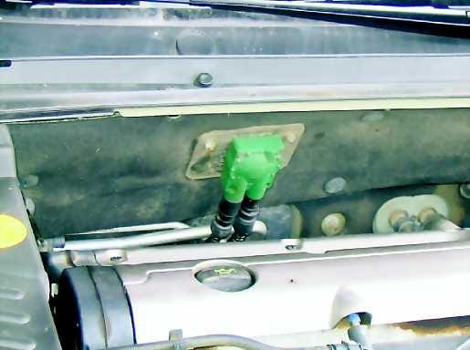 Helppo asennus. Noin 70 euroa maksava ESH-yksikkö kiinnitetään auton moottoritilaan, esimerkiksi rintapeltiin, moottorin yläpuolelle. Näin se pystyy tunnistamaan moottorista poistuvan hukkalämmön ja siten huolehtimaan moottorin oikean käynnistyslämpötilan säilymisestä.