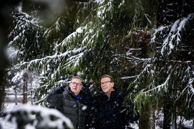 Metsähallituksen pääjohtaja Pentti Hyttinen (oik.) ja luontopalvelujohtaja Timo Tanninen lupaavat, että toiminnassa paneudutaan aiempaa voimallisemmin ilmastonmuutoksen huomioimiseen ja monimuotoisuuden köyhtymisen ehkäisemiseen. KUVA: Joel Maisalmi
