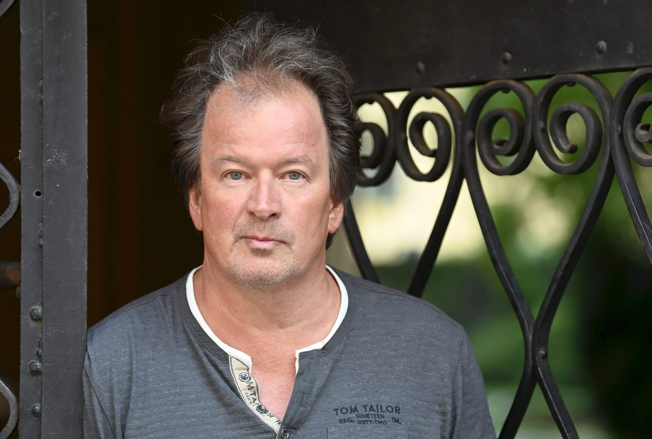Kjell Westön säveltämän ja sanoittaman kappaleen ensiesitys on FST:n Succékväll med Janne Grönroos -ohjelmassa kolme päivää kirjailijan 60-vuotispäivän jälkeen. Kirjailija kuvattiin Helsingissä, kun hän vietti välillä päivän kaupungissa